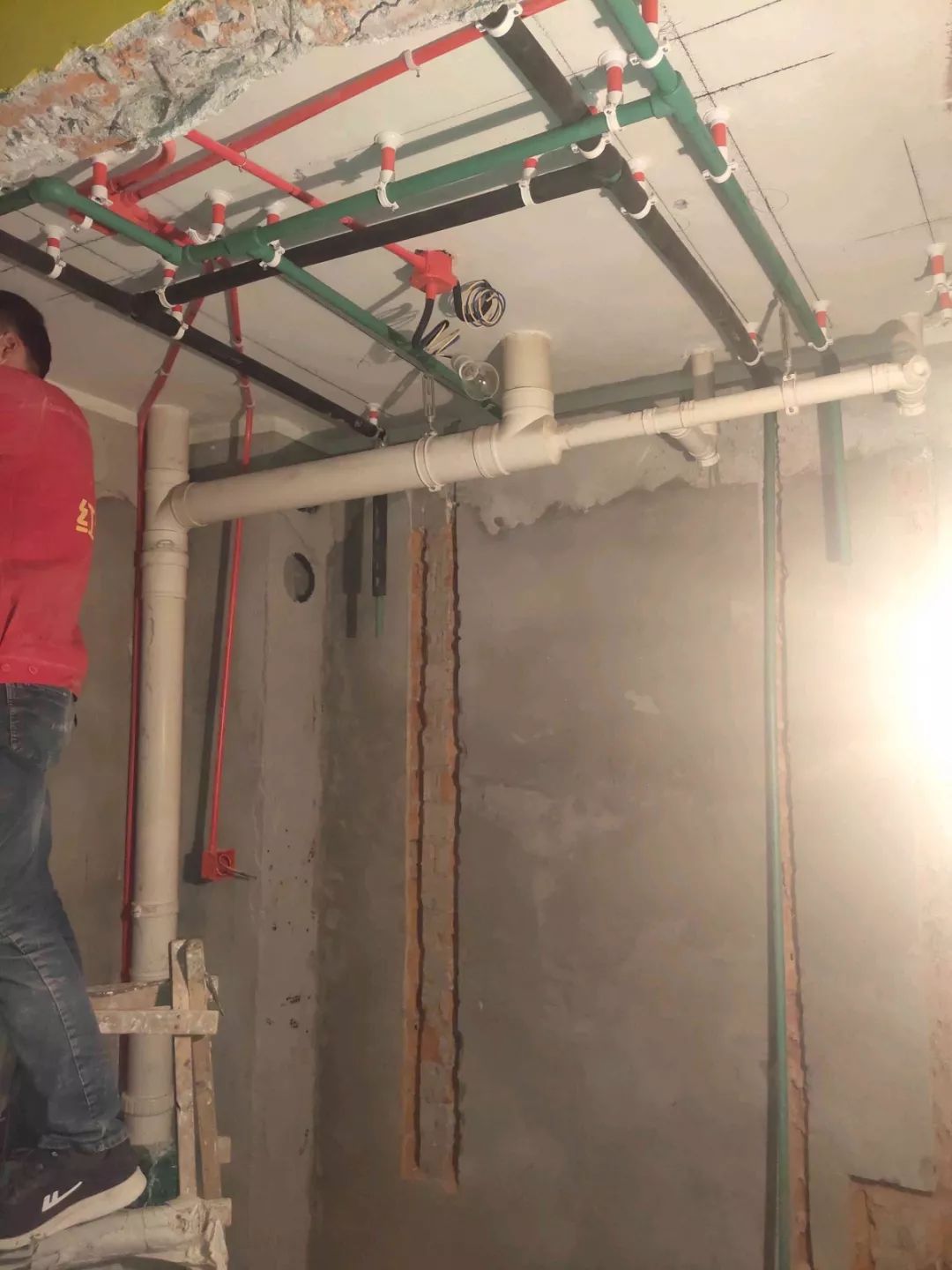 南京龍蟠花苑90㎡現(xiàn)代輕奢--老房升級改造,變身時尚精致家!28水電施工