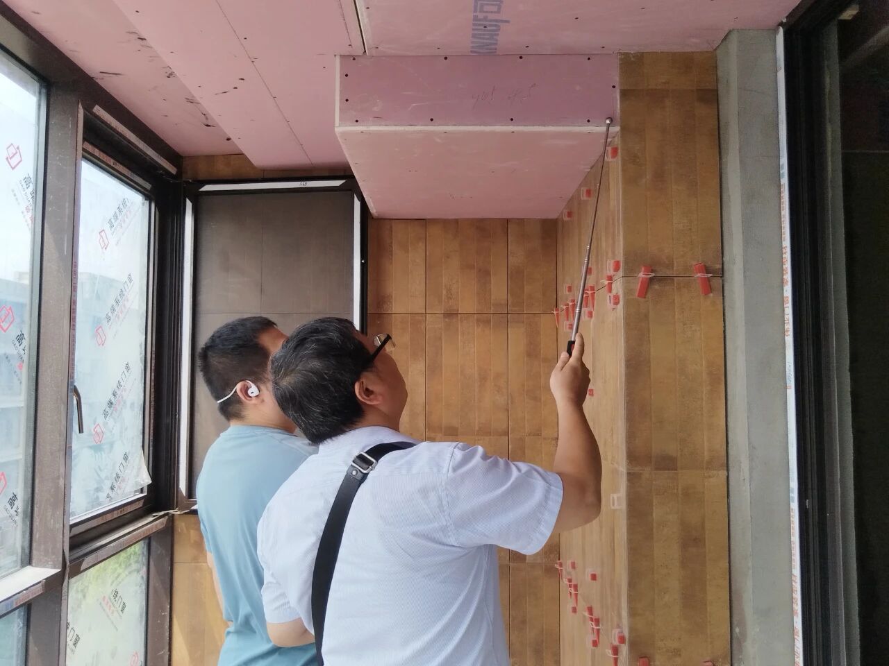 九月秋意漸濃,南京紅牛裝飾工地巡檢步履不停,只為兌現品質承諾! 九月秋意漸濃,南京紅牛裝飾工地巡檢步履不停,只為兌現品質承諾!